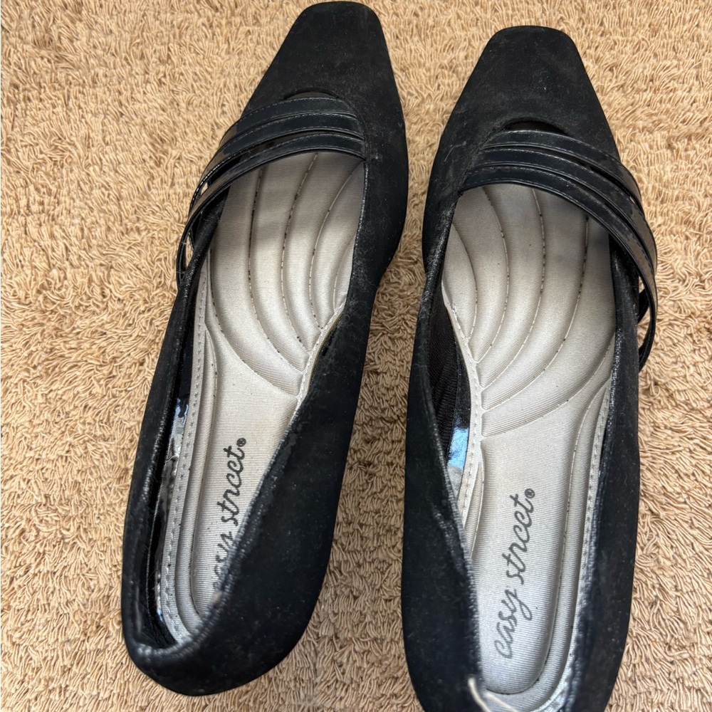 Easy Street Women's Classic Black Loafers